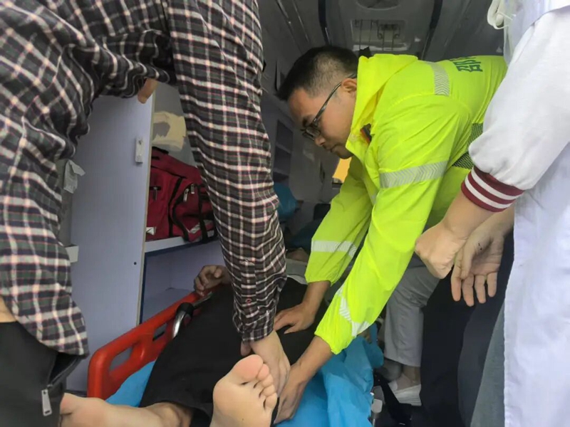 高速服務區上演「生死時速」 失聯20小時貨車司機獲救