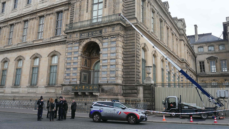 搶劫事件後 法國羅浮宮重新開門