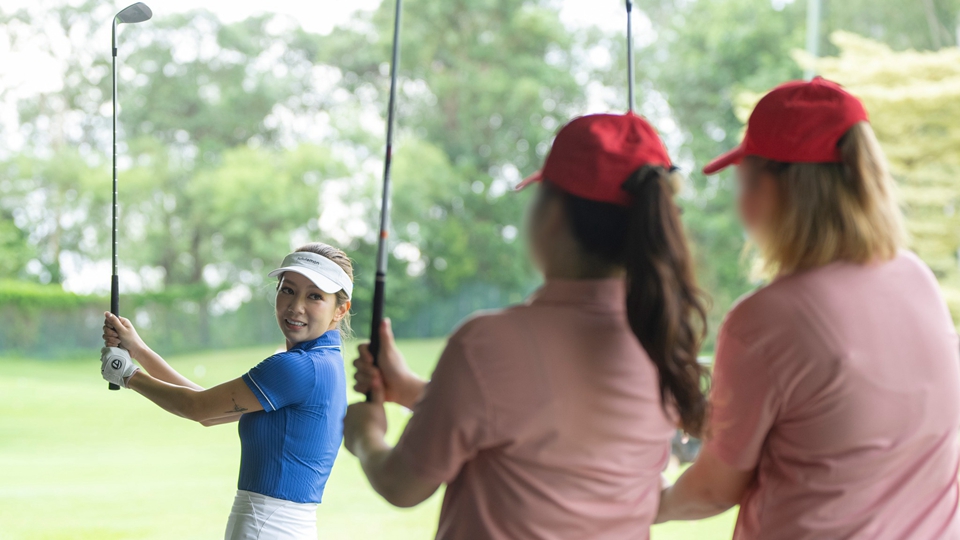  有片〡何雁詩教授高爾夫球技巧 擊發受監管者潛能重融社會
