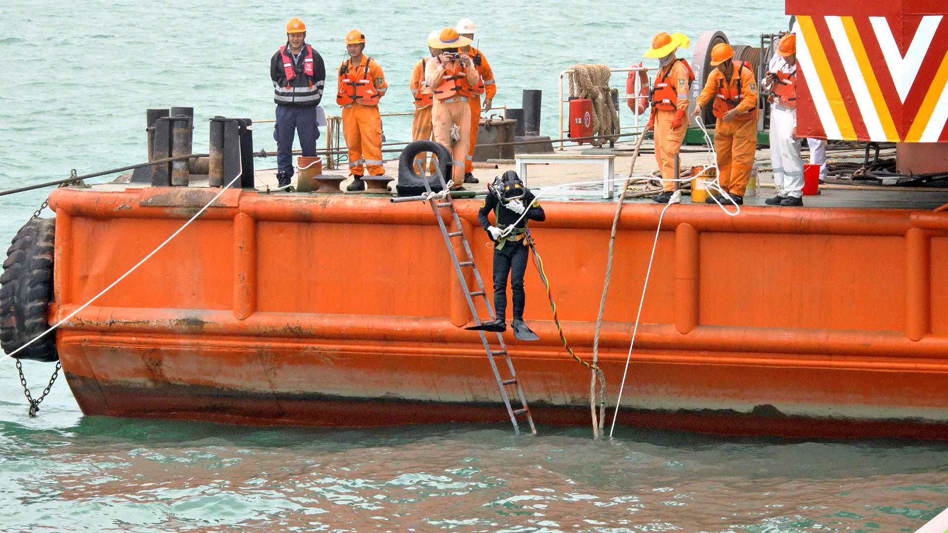 機管局：打撈貨機前潛水員徹底勘察水底 聲納掃描測量海床