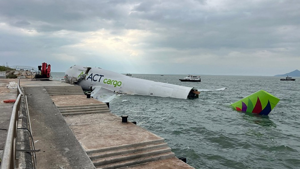 專家料固定墮海貨機殘骸至少兩日 待潮汐等條件合適始吊起