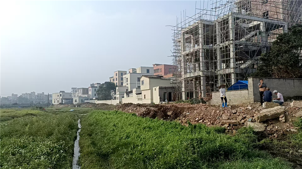 以配套紅色展館為由 湛江赤坎一村委會挖農田修路引爭議