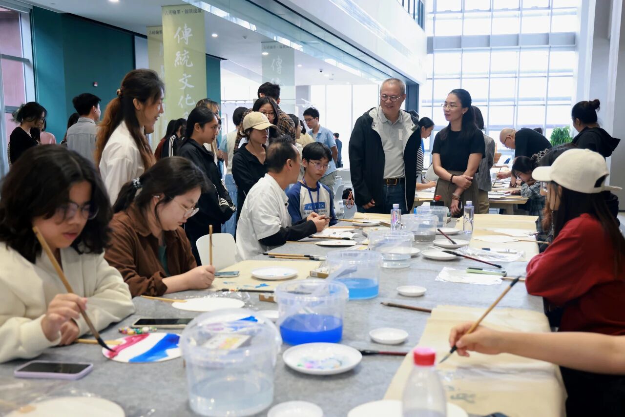 「如蓮花在水」名家書畫展在深圳技術大學開展
