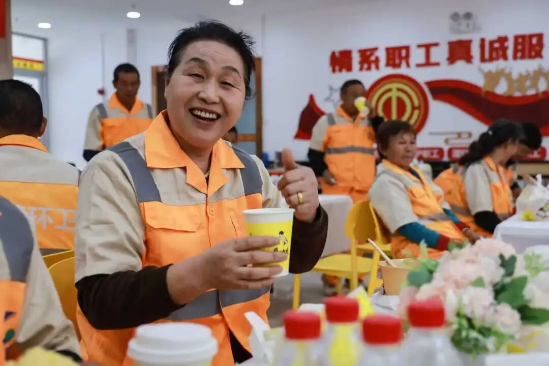 秋後急降溫  東莞厚街給環衛工送上熱情騰騰早餐