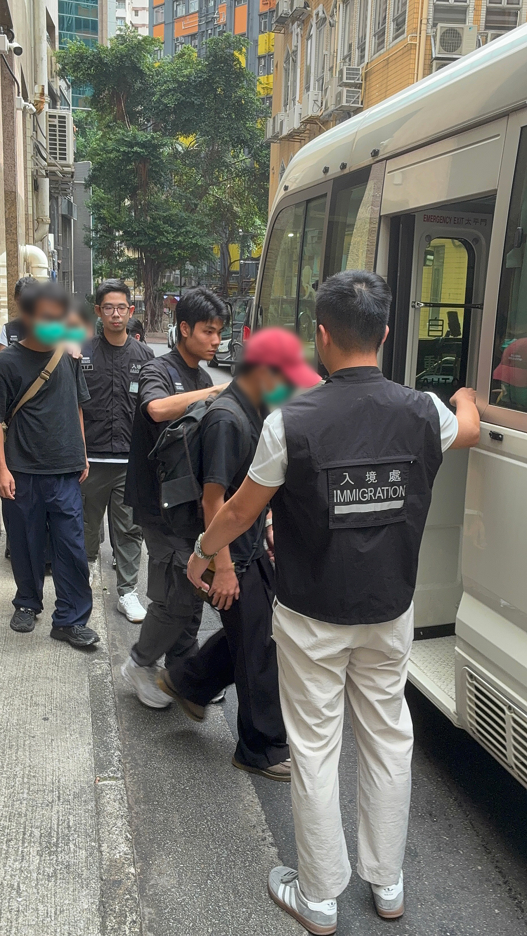 有片〡入境處拘5名化妝攝影師 涉來港婚攝主題公園跟拍