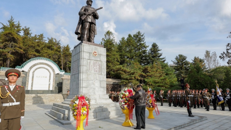 金正恩參謁中國人民志願軍陵園 向毛岸英之墓獻花