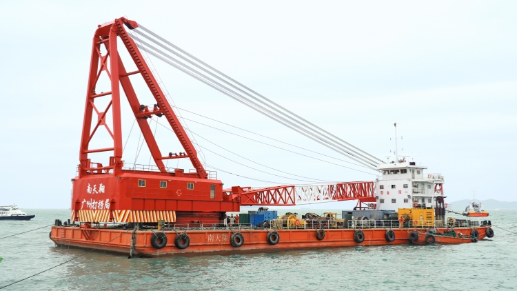 打撈船在墮海機尾處成功吊起一輛車 或為落海巡邏車