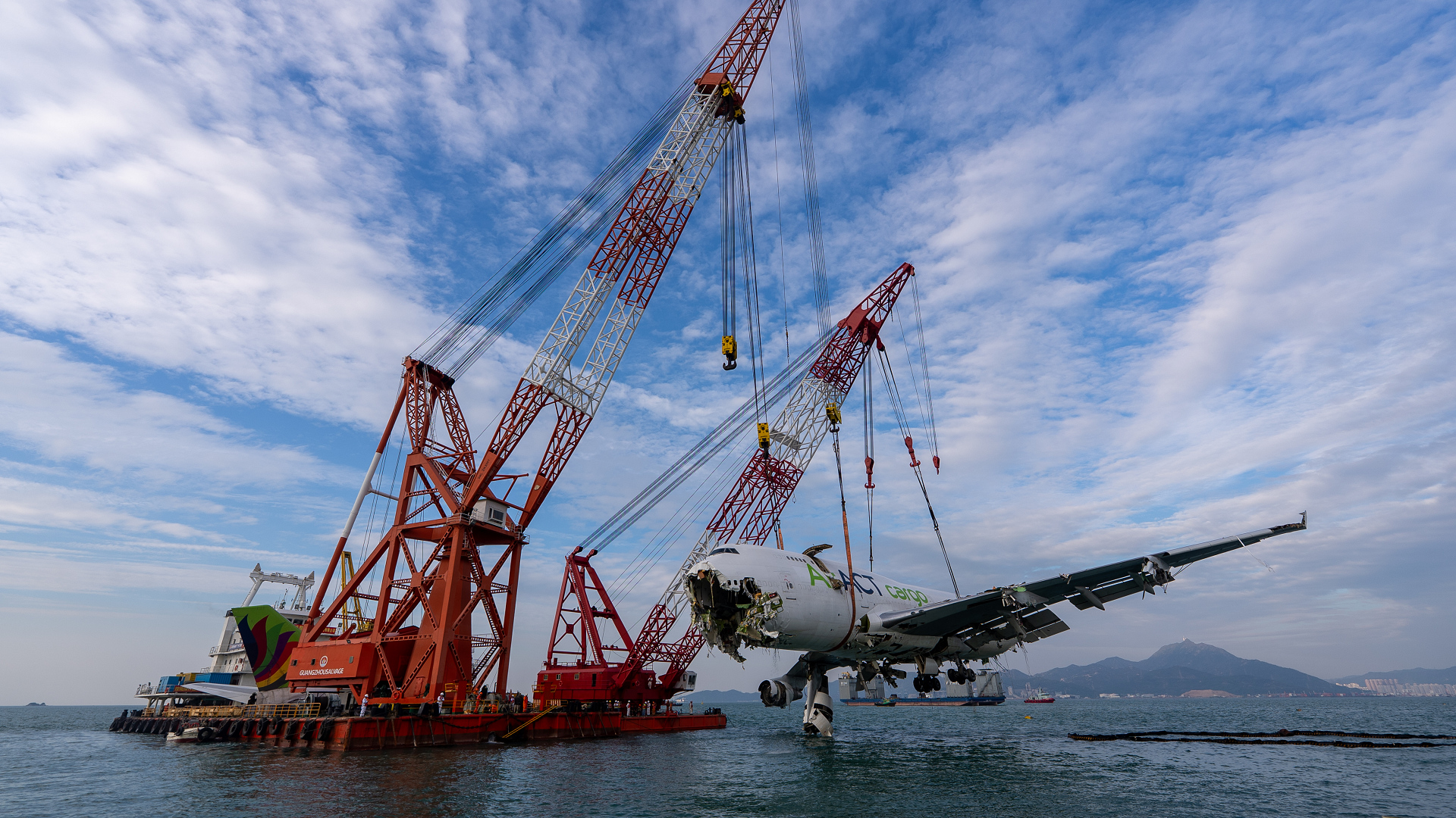 墮海貨機主體機身吊起 料今晚完成所有打撈工作