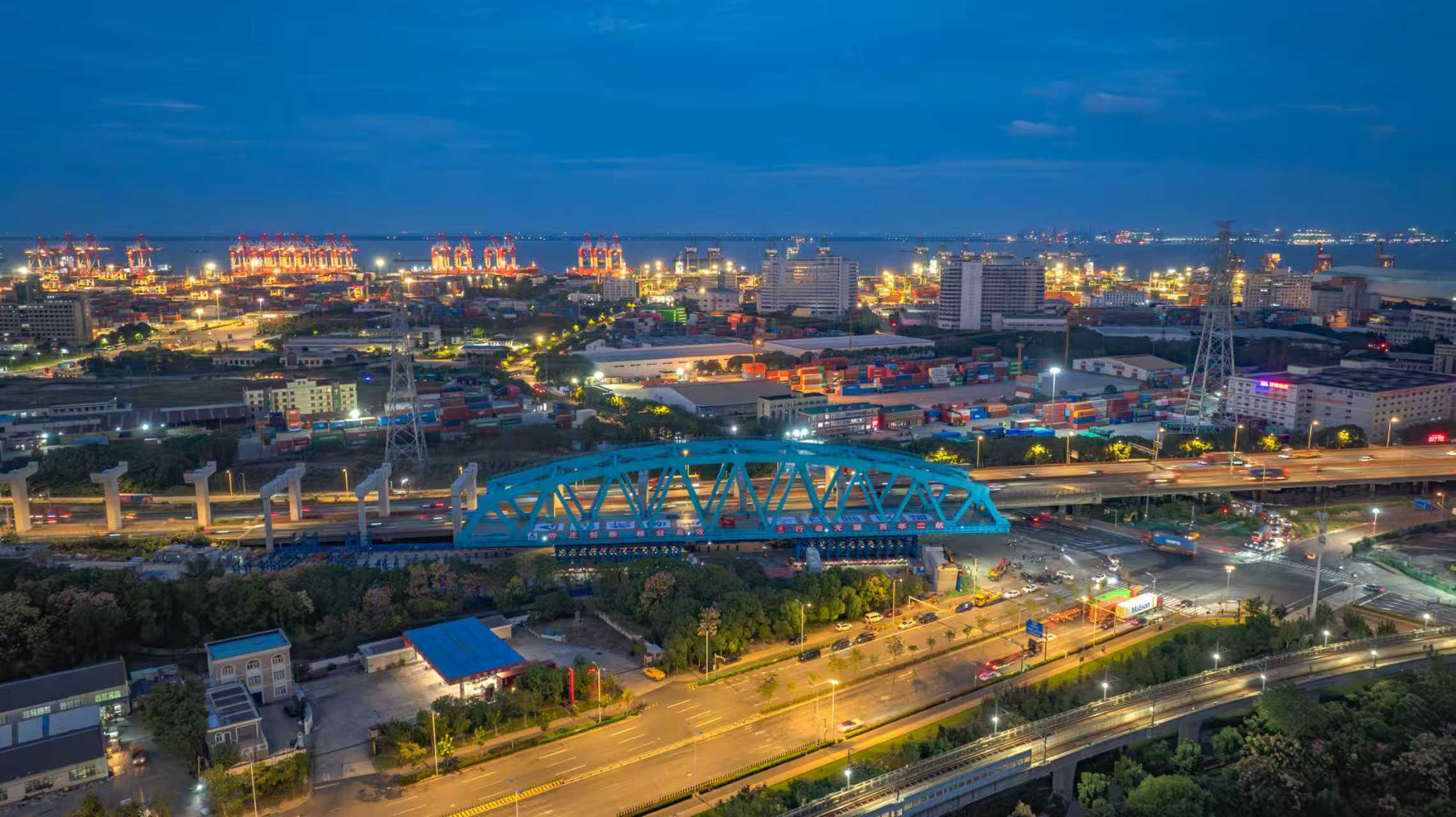 國內最大跨度三線曲弦下承式簡支鋼桁梁施工完成