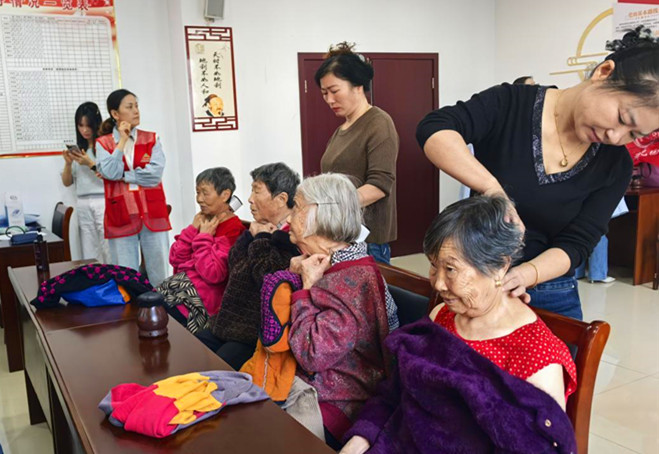 皖屯溪區：健康義診情暖「夕陽紅」
