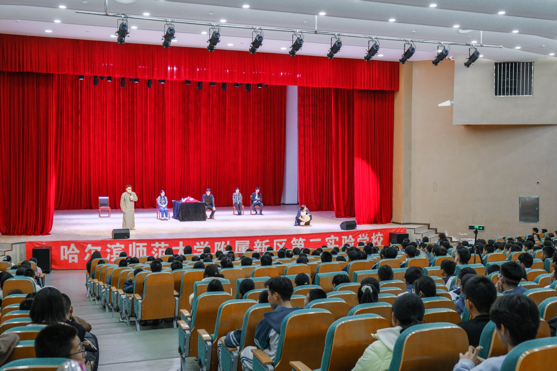 哈師大輔導員名師工作室「美育思政課間劇」走進附屬學校