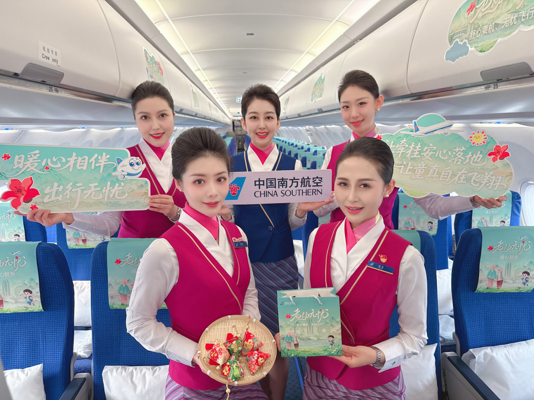 南航「老幼無憂」服務溫暖啟航   重陽節守護銀髮旅客無憂出行