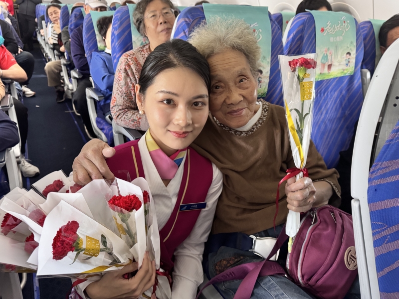 南航「老幼無憂」服務溫暖在哈爾濱等地啟航 重陽節守護銀髮旅客無憂出行