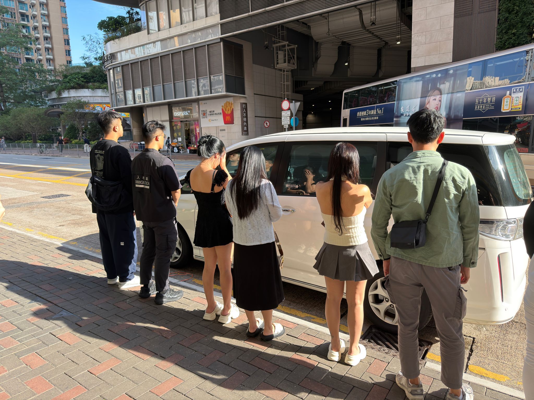 警方觀塘打擊街頭賣淫 拘捕7名內地女 