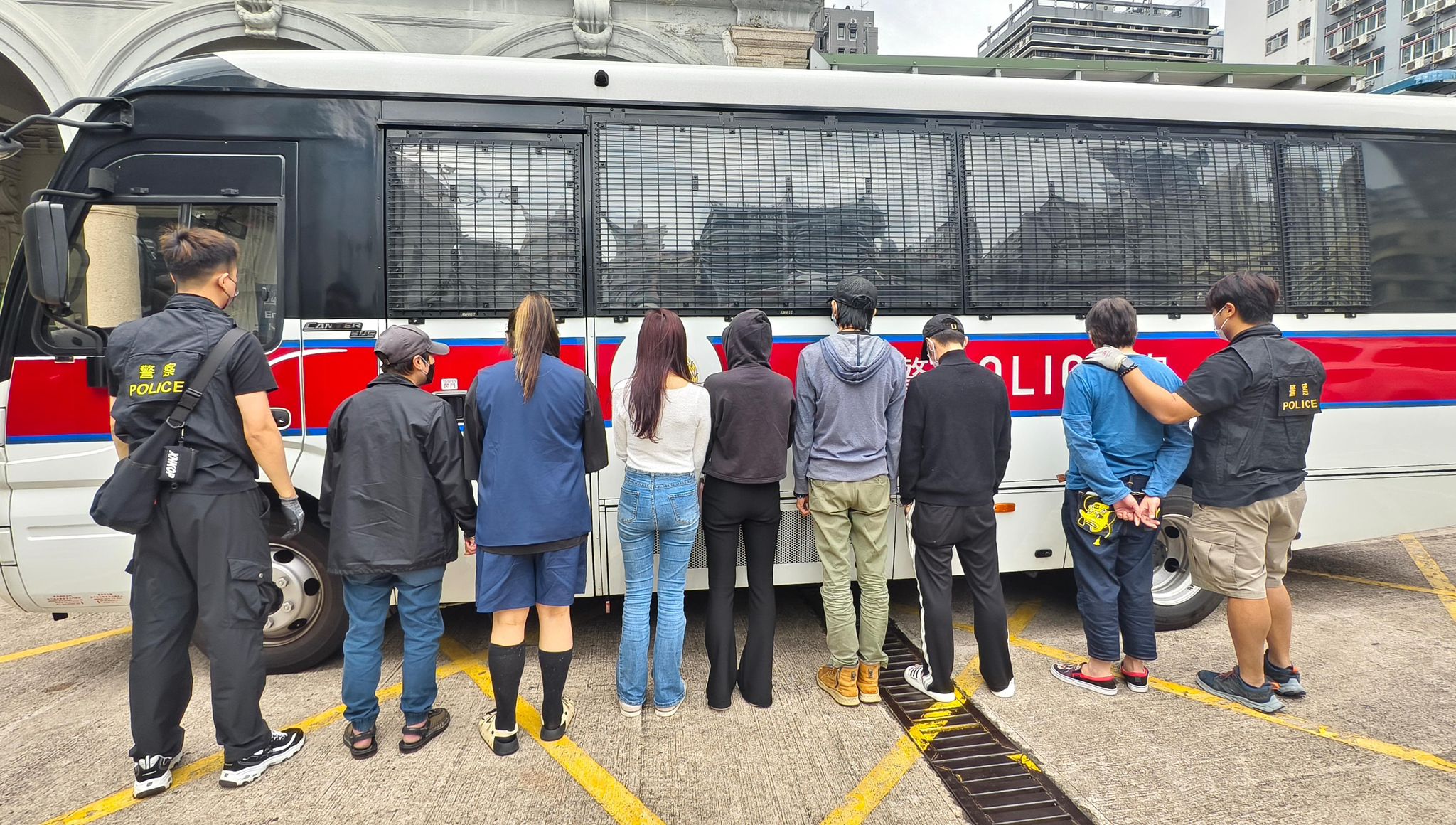 警方旺角搗破毒窟 拘8男女檢4萬元毒品