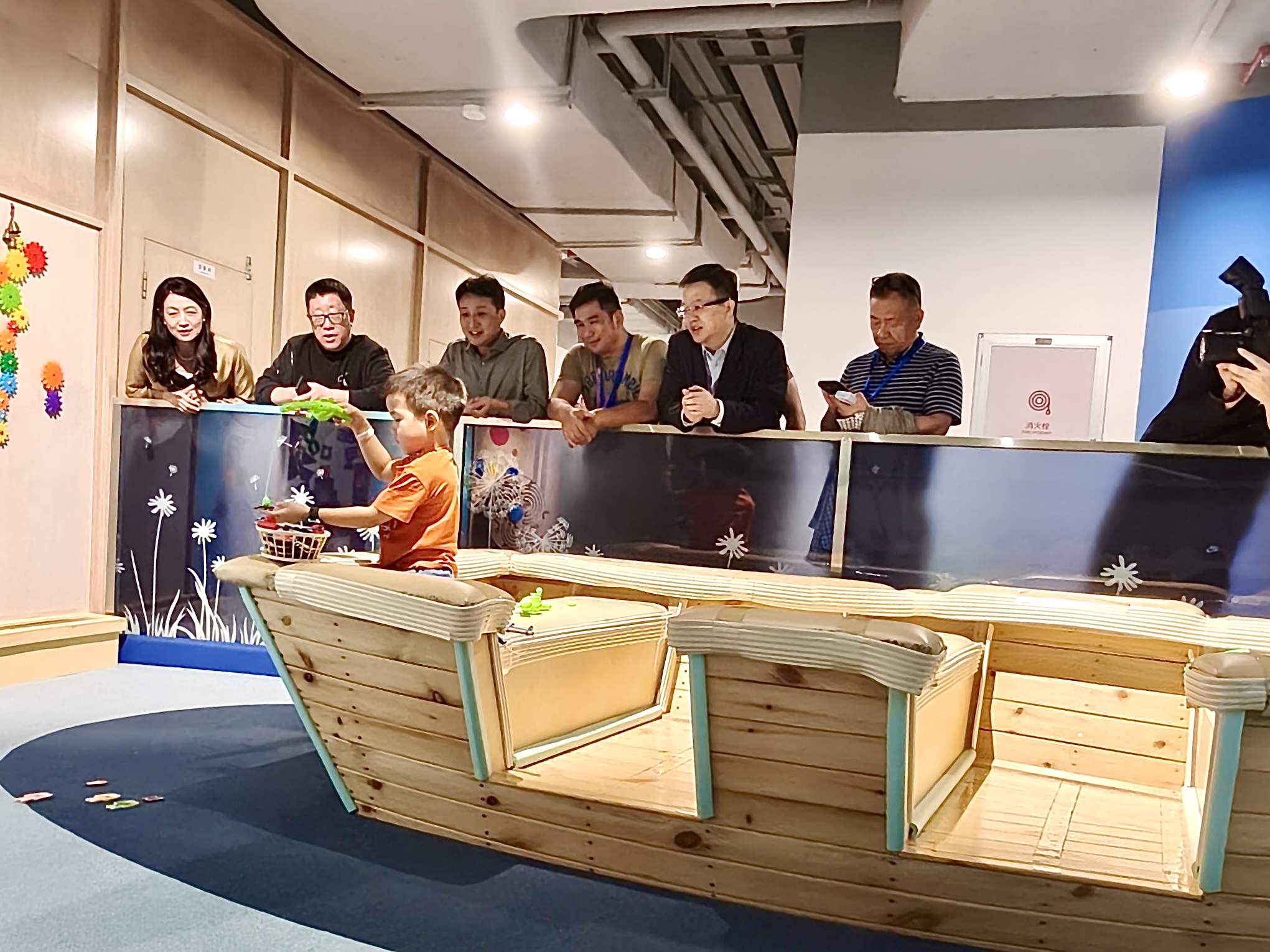 2025世界華文媒體深圳行走進深圳婦兒大廈 創新運營模式獲國際認可