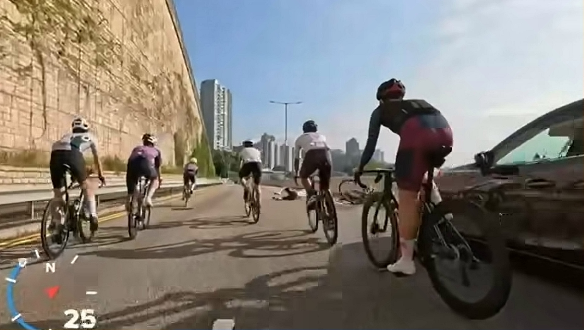 有片｜青山公路單車男切線捱撞 網民：好好彩要還神