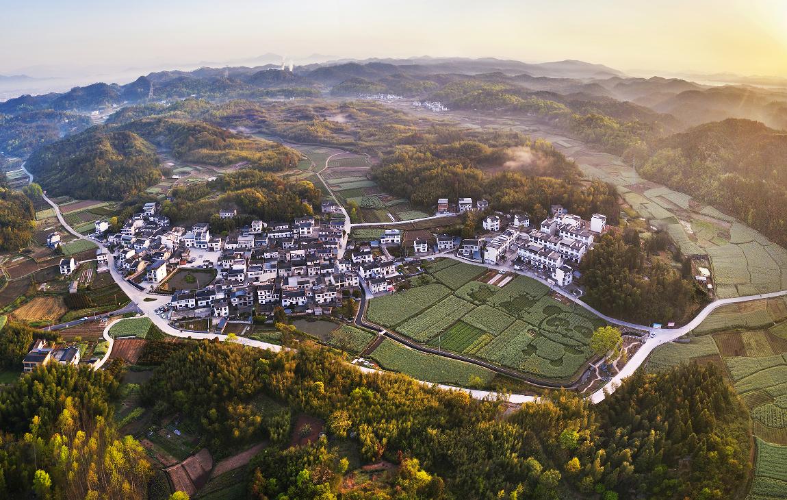 皖徽州區岩寺鎮：「童趣大虹光」添彩和美鄉村