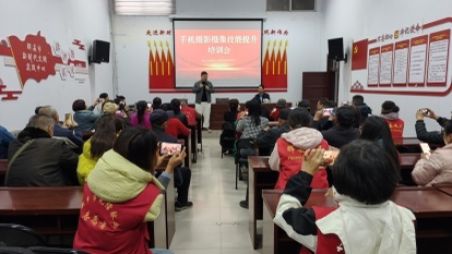 乾貨滿滿！河南輝縣70餘名志願者「充電」學藝  用鏡頭傳遞正能量