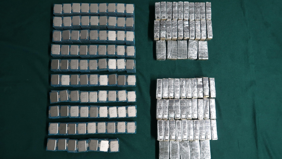 海關檢值477萬元走私中央處理器及固態硬碟 拘捕2名男司機