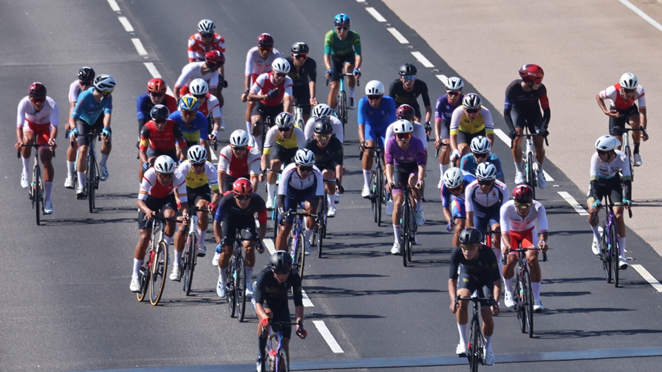有片｜全運會男子單車公路賽跨境競逐 港生見證大灣區運動融合