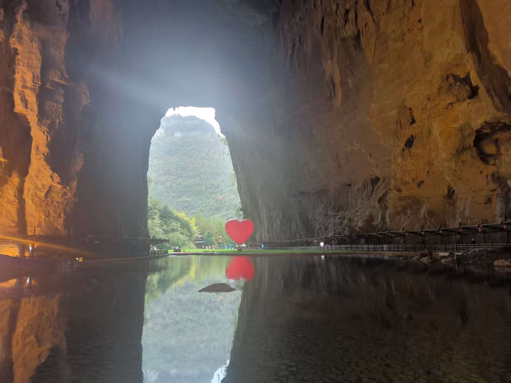 跨越山海 逐夢恩施 利川騰龍洞：溶洞奇觀震人心 土家風情添魅力