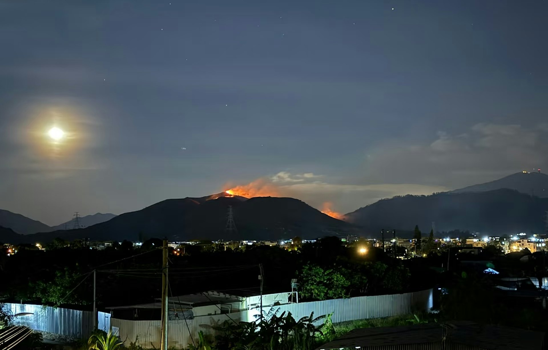 有片｜元朗掌牛山火焚燒10小時 火龍長達500米 