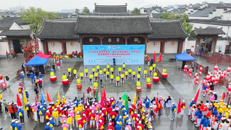 皖歙縣：銀髮族健步徽州古城