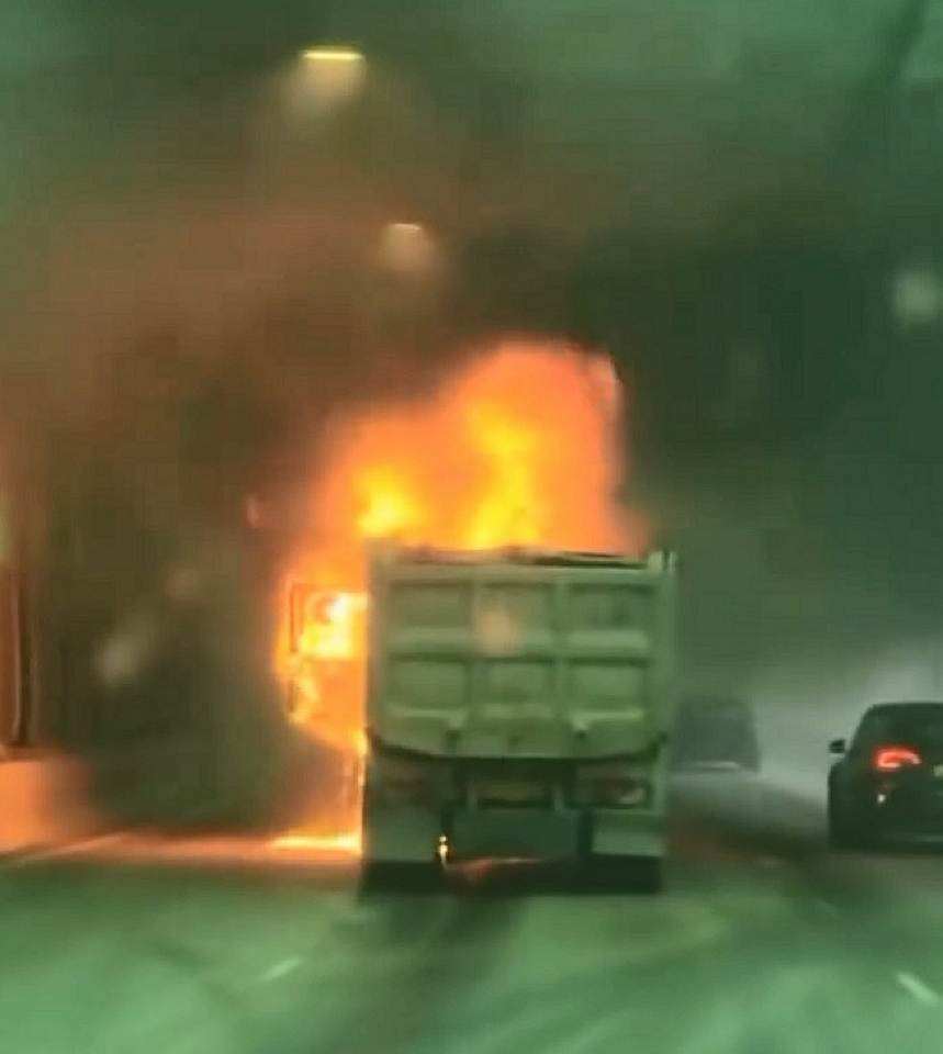有片｜屯門公路泥頭車陷火海 行車線封閉交通嚴重受阻