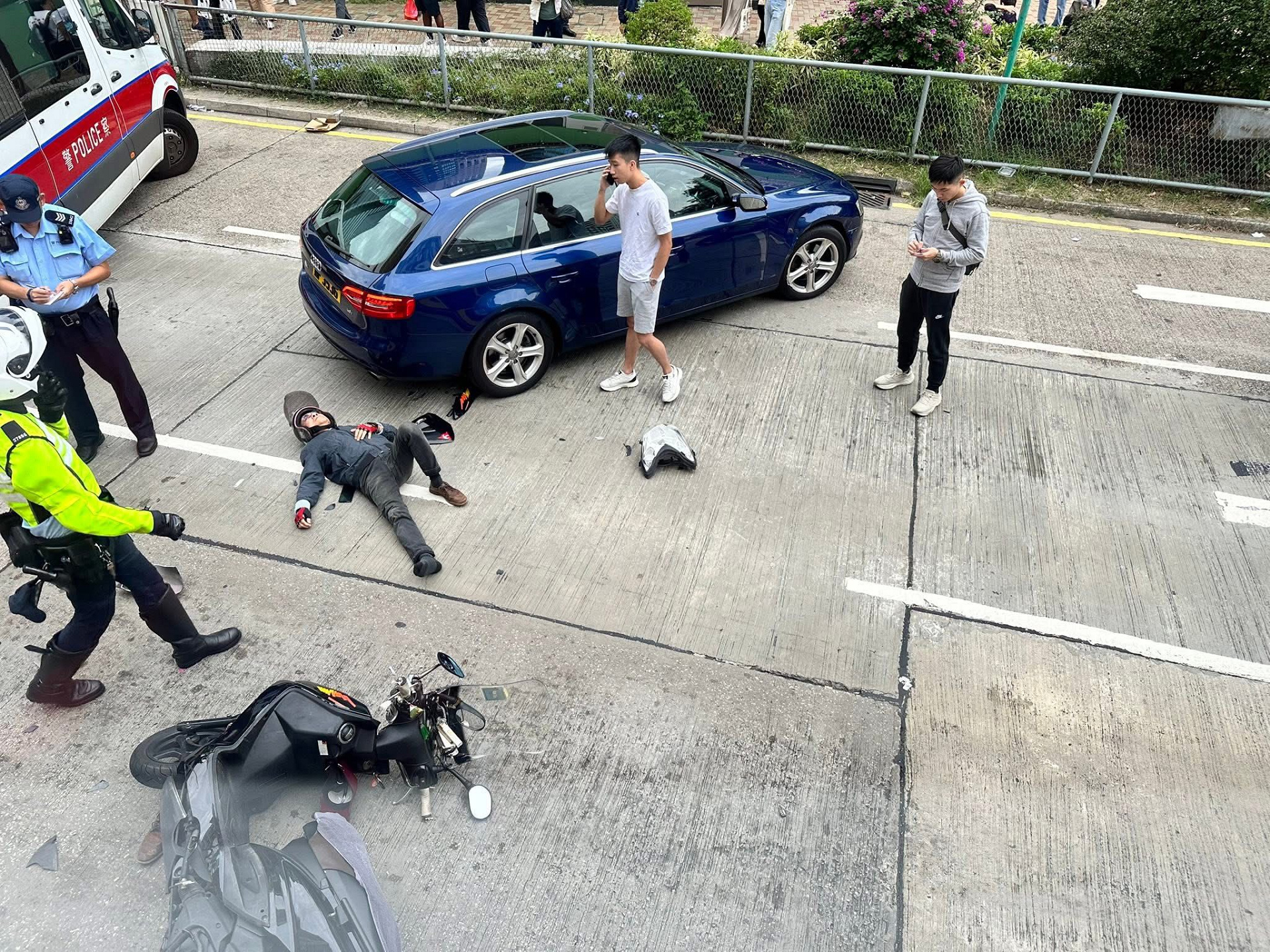牛頭角道電單車私家車相撞 鐵騎士人仰車翻受傷 