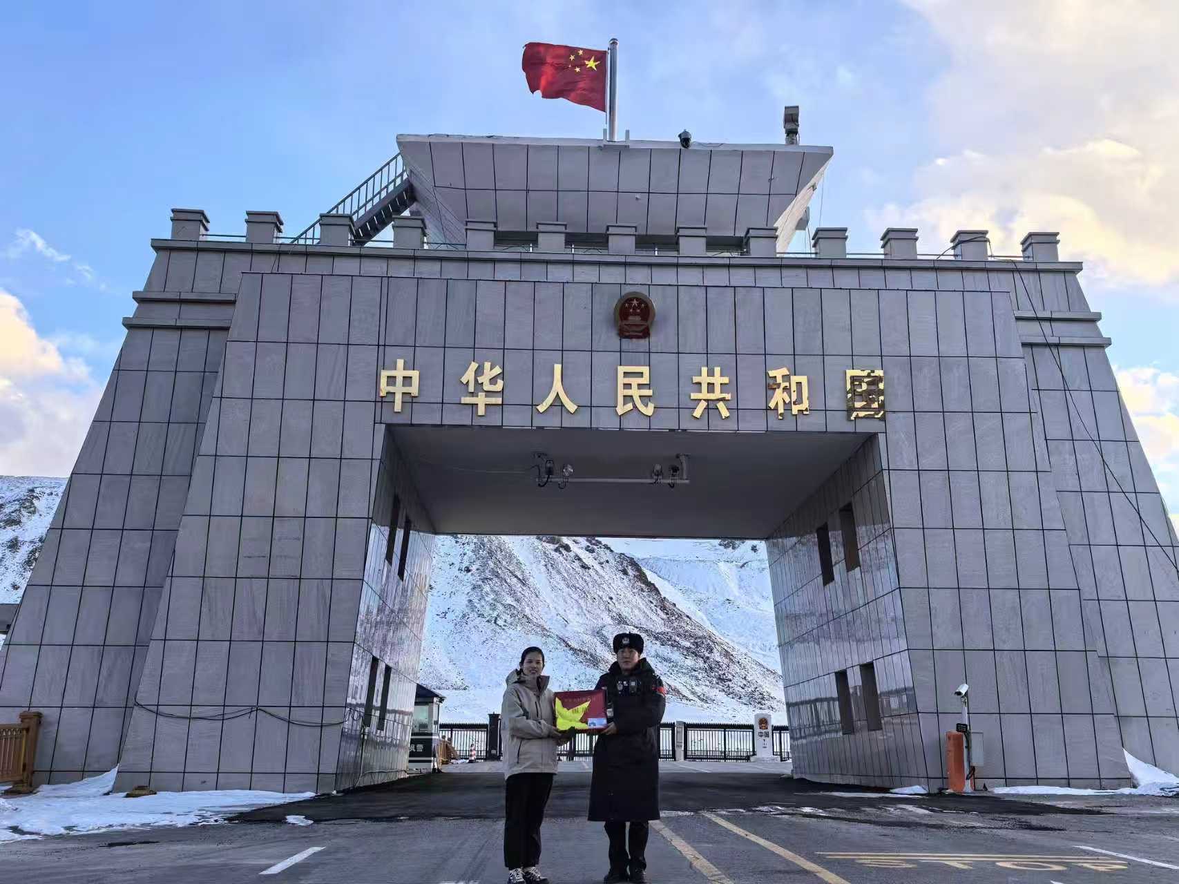 珍貴的「紅色信物」！深大援疆支教隊獲贈紅其拉甫國門國旗