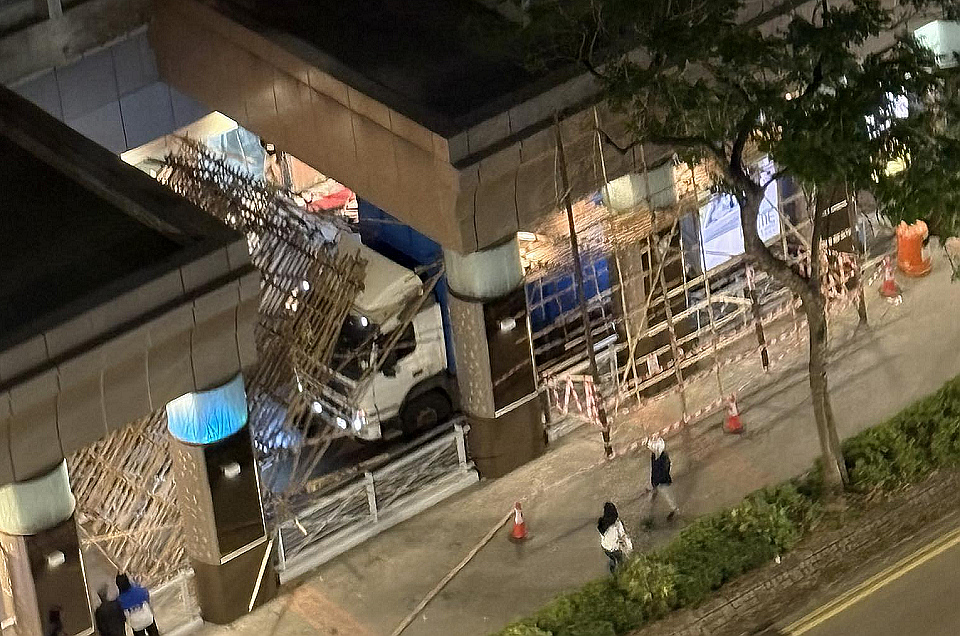 黃埔花園運菜貨車撞棚架 女途人遭擊傷送院