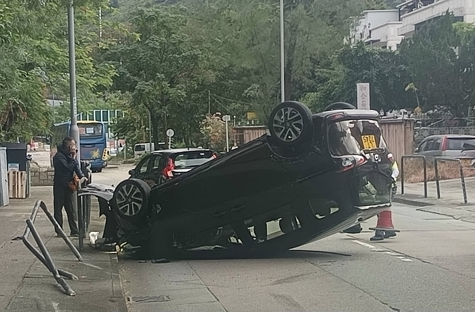 粉嶺私家車「自炒」四輪朝天 司機幸沒受傷