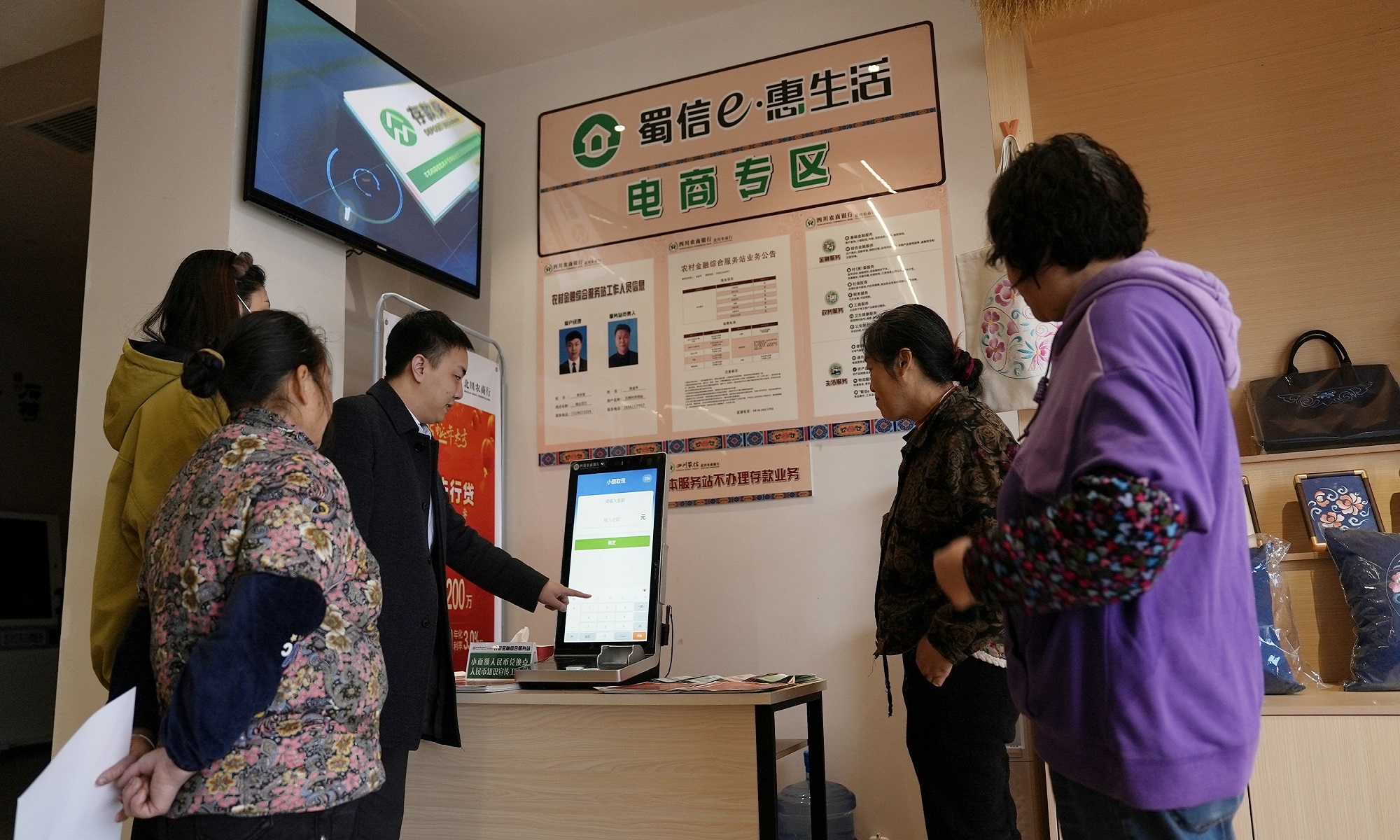 黨建引領凝聚合力 四川梓潼黨員幹部愛心助農解民憂