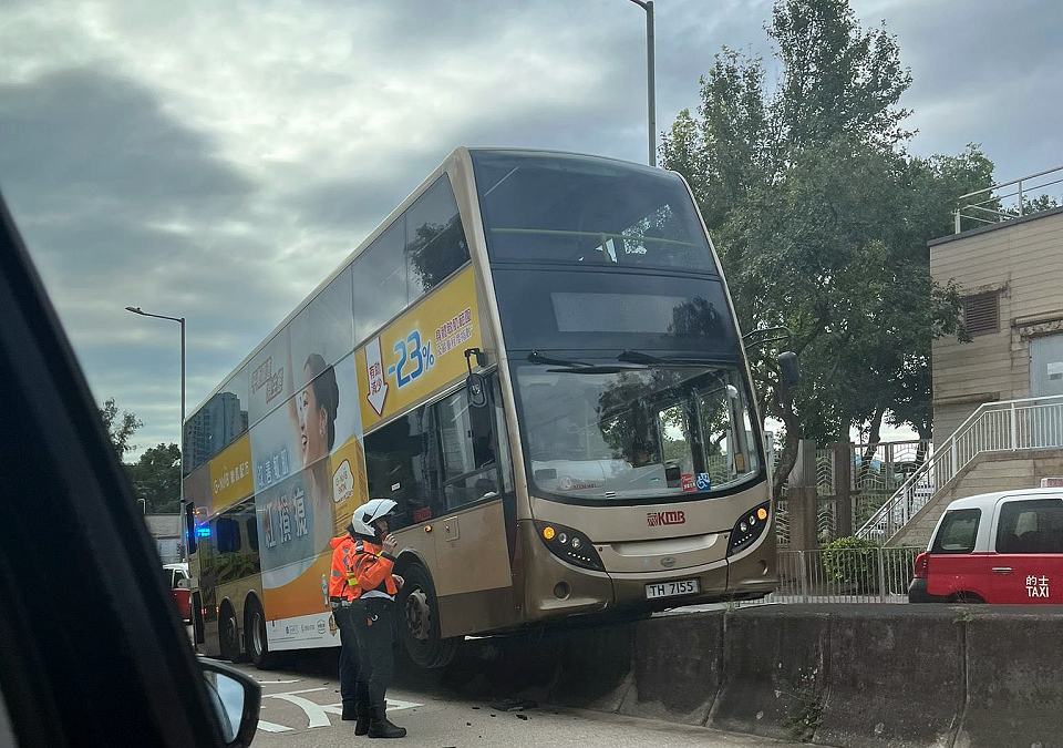 新清水灣道巴士剷上石壆無人傷 交通嚴重擠塞受阻兩小時