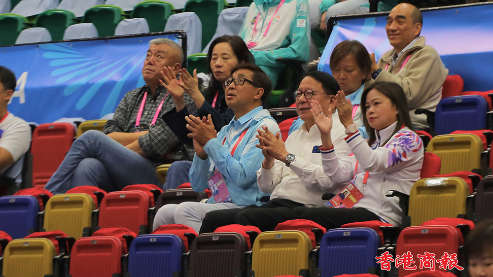 有片｜港隊鬥北京 司長局長齊撐場 羅淑佩睇波投入 陳國基上前鼓勵球員｜中國工商銀行（亞洲）特約