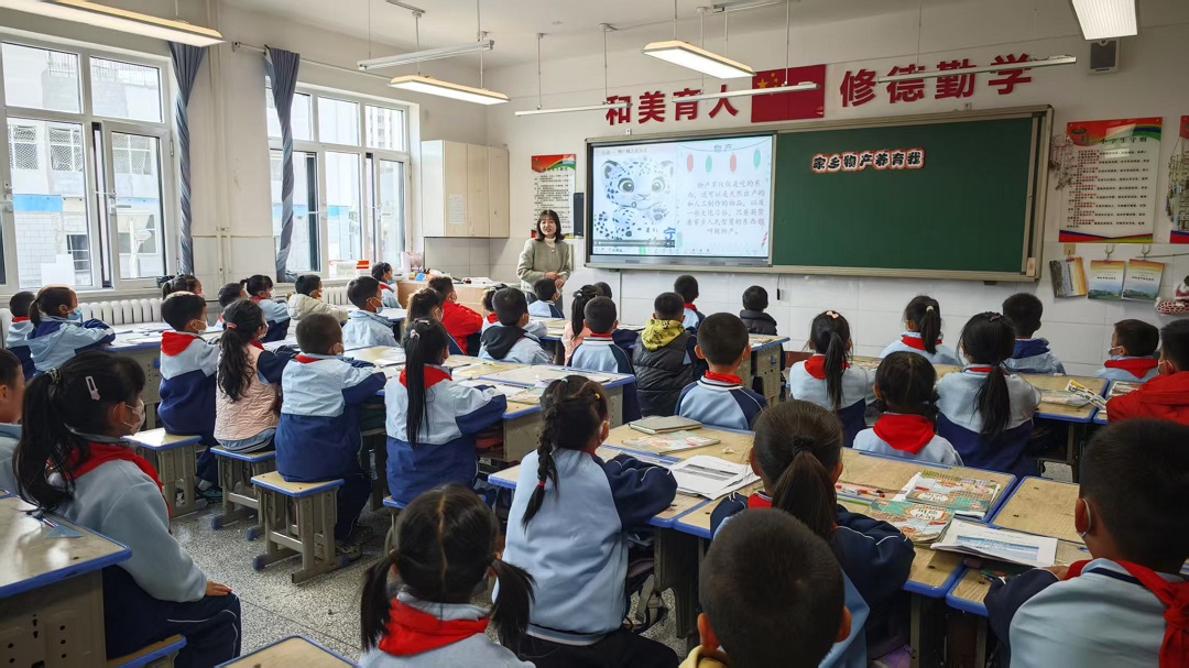 《紅領領航：繪就五彩育人畫卷》——十里舖小學少先隊工作典範