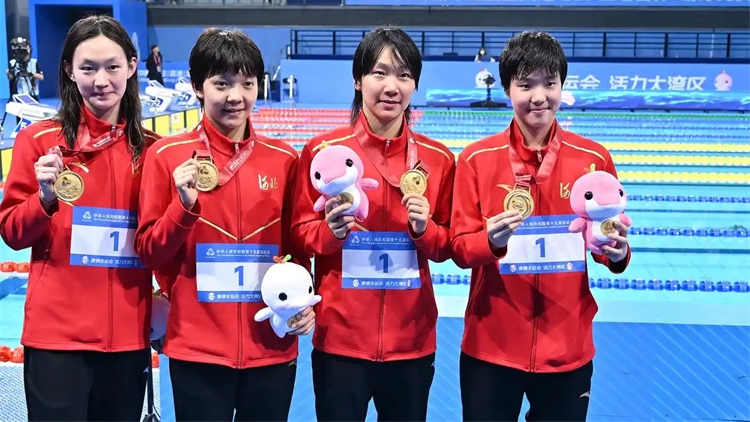 女子200米自由泳接力 河北隊最後50米反超摘金