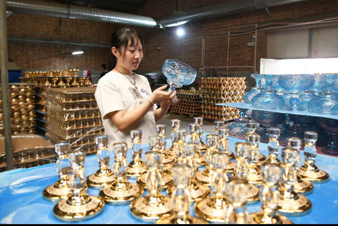 山西聞喜玻璃器皿：堅守匠心 「吹」向世界