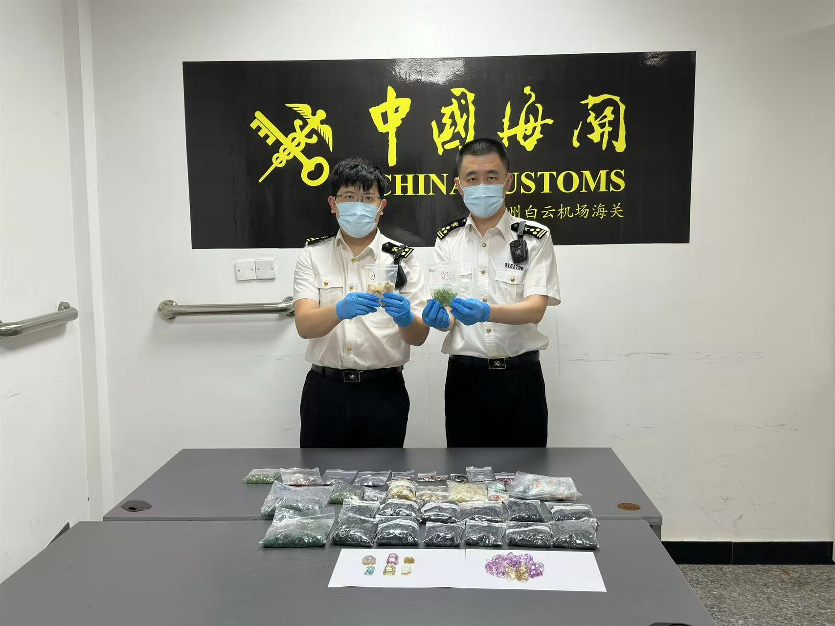 價值逾150萬元 廣州海關查獲旅客超量攜帶進境寶石10973顆