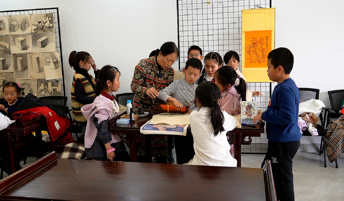秋假培訓新項目 四川梓潼省級非遺木刻年畫受學生熱捧