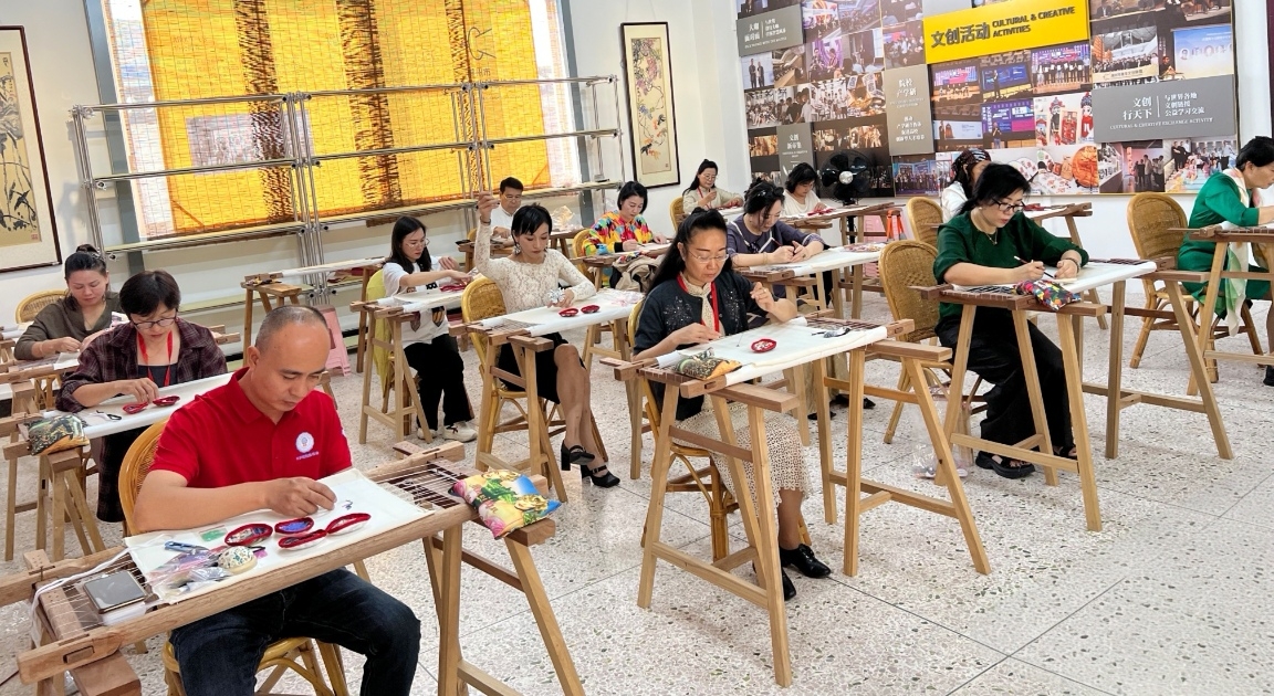 第二期中國工藝美術大師黃偉雄珠繡高級研修班結課