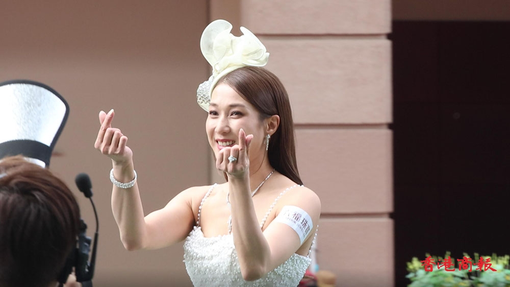 有片｜六福珠寶盃賽馬日時尚閃飾秀 鍾嘉欣壓軸登場大派心心