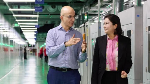 藍思科技：以三大核心優勢競逐AI端側硬件龍頭 公布三年攻堅路線圖