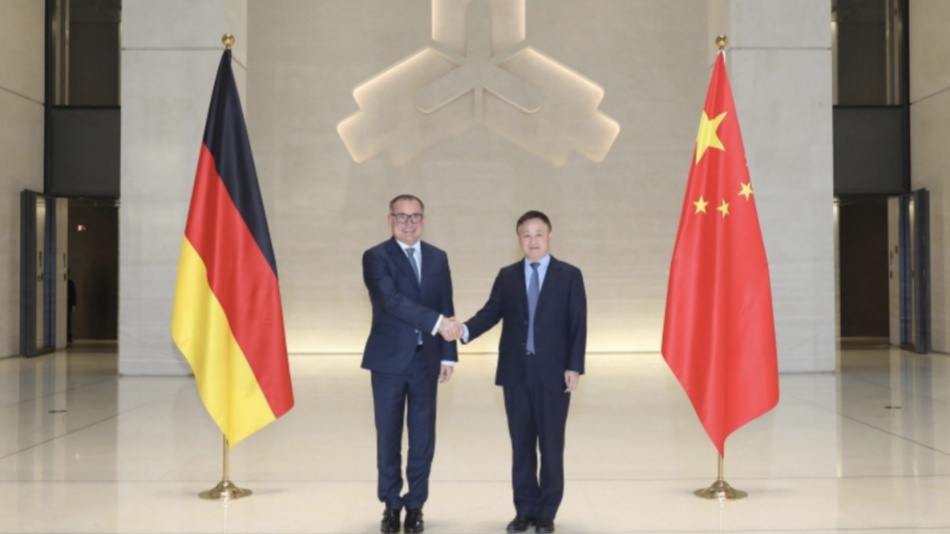 中國人民銀行行長潘功勝會見德意志聯邦銀行行長