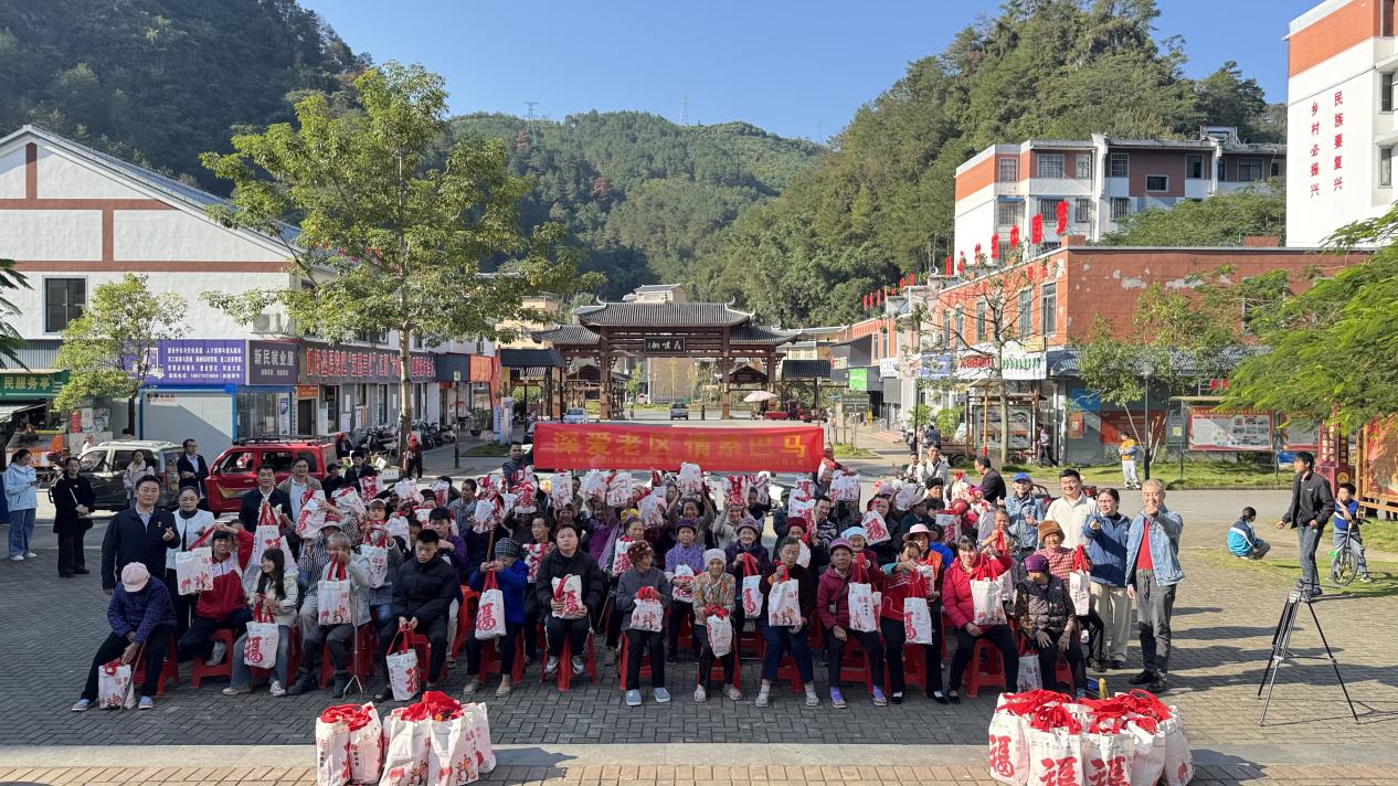 外婆關愛基金赴巴馬送上「福壽敬老包」