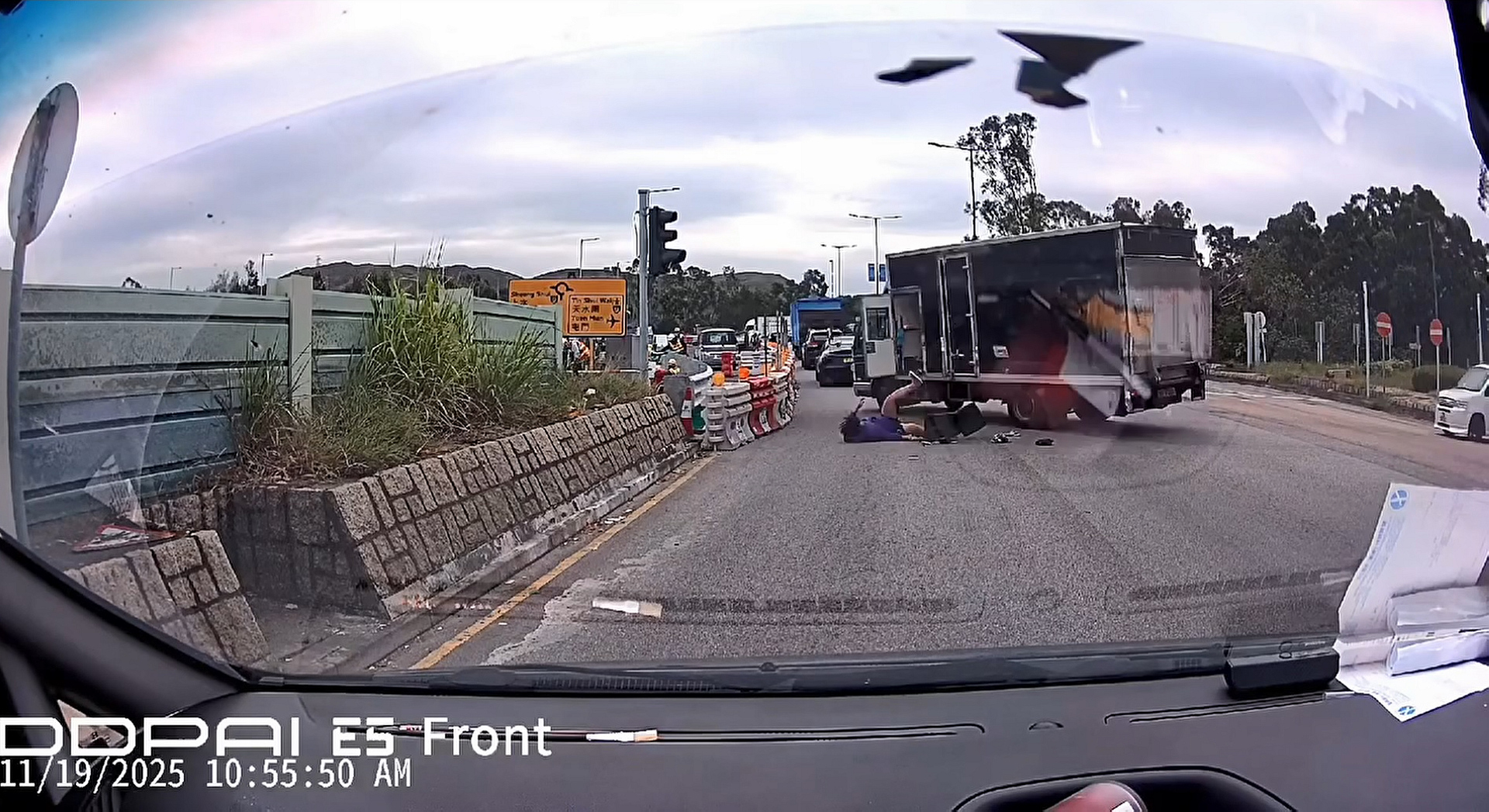 有片〡元朗貨車轉彎疑沒鎖好車門 後座男子跌出馬路幸無礙