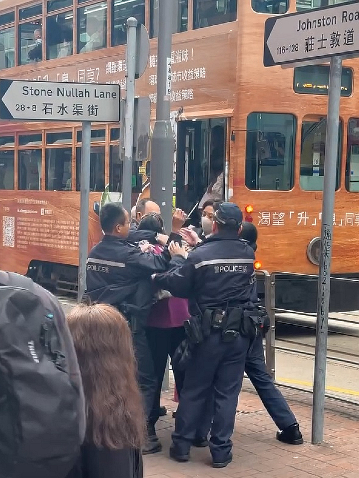 有片〡灣仔七旬婦街頭揮刀 5警員合力制服