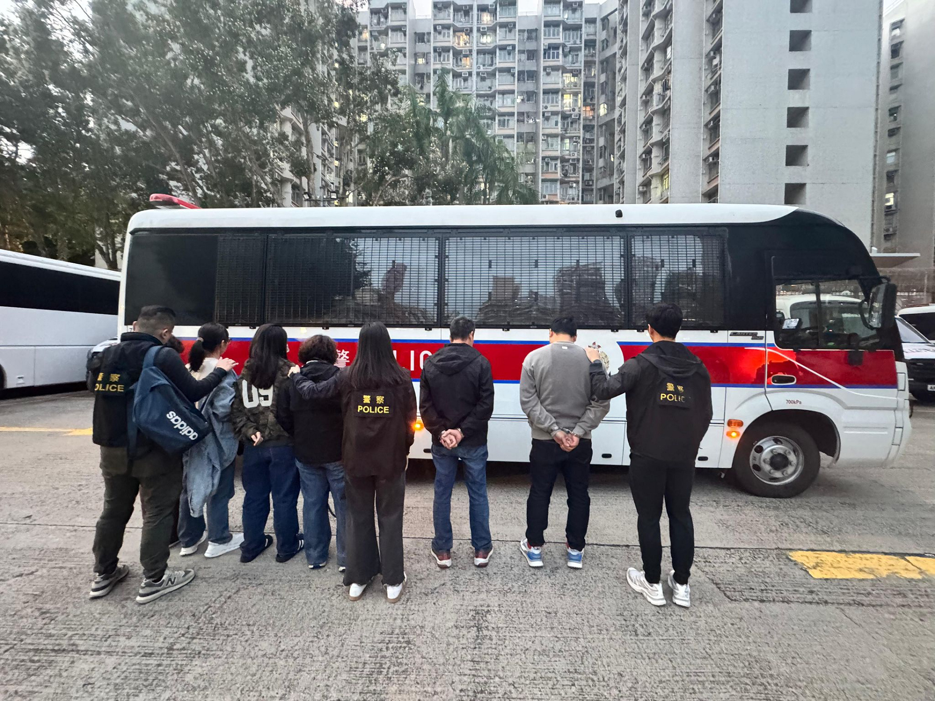 警方深水埗破麻雀賭檔 拘捕7名男女