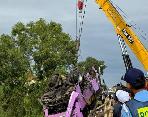 柬埔寨長途巴士墜河事故遇難者增至16人